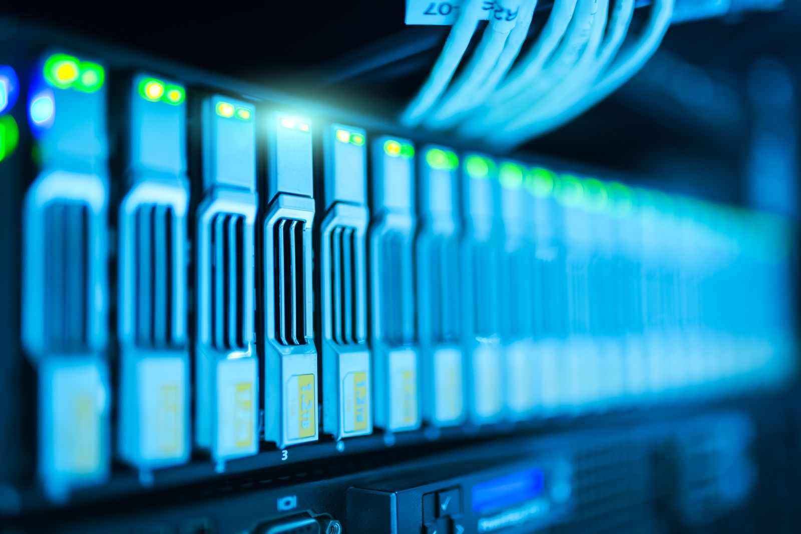 Serverschrank mit Netzwerkkabeln in einem Rechenzentrum