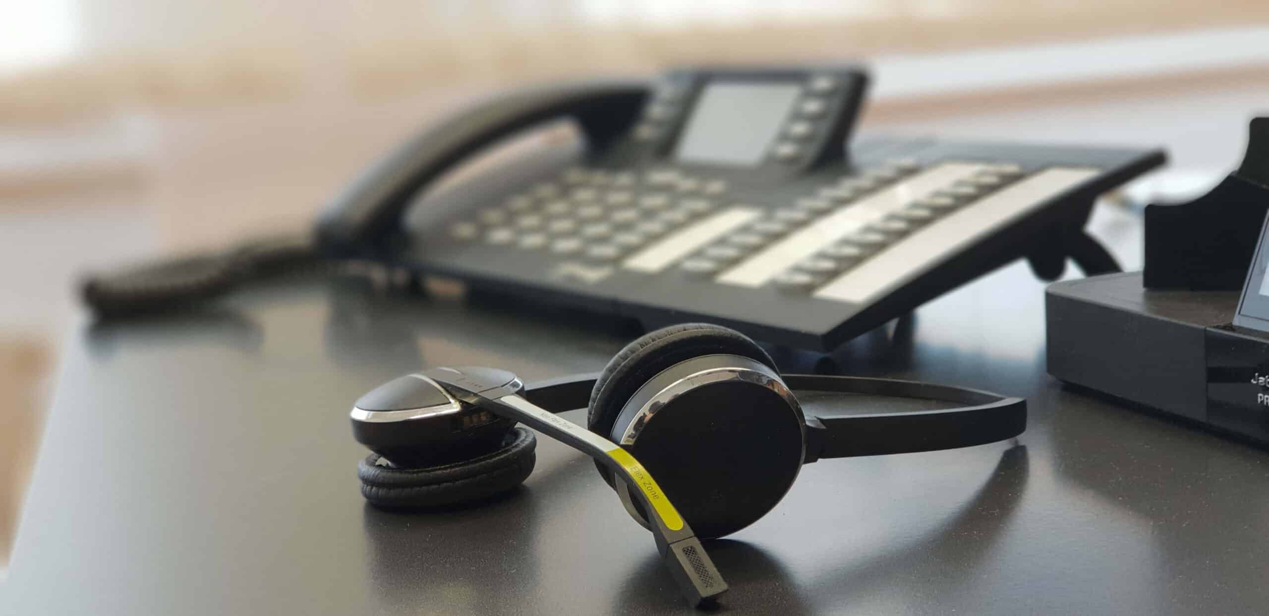 Support-Headset und Telefon im FireStorm Büro